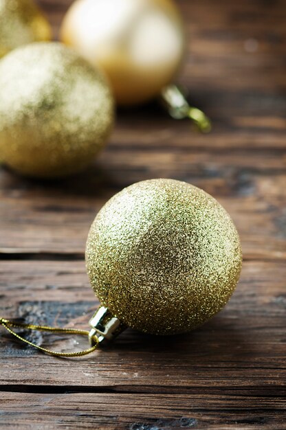 Boules de Noël dorées sur la table en bois