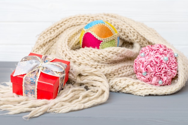 Boules de Noël et du nouvel an et coffret cadeau en hiver écharpe tricotée