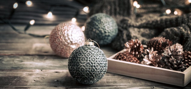 Boules de Noël élégantes ou boules sur table en bois