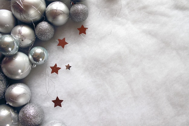 Photo boules de noël avec des étoiles sur fond neigeux