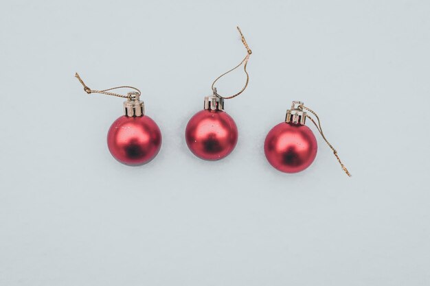 Boules de Noël sur le fond blanc trois boules rouges