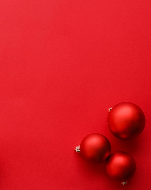 Boules de Noël sur fond de flatlay rouge fond de carte de vacances d'hiver de luxe