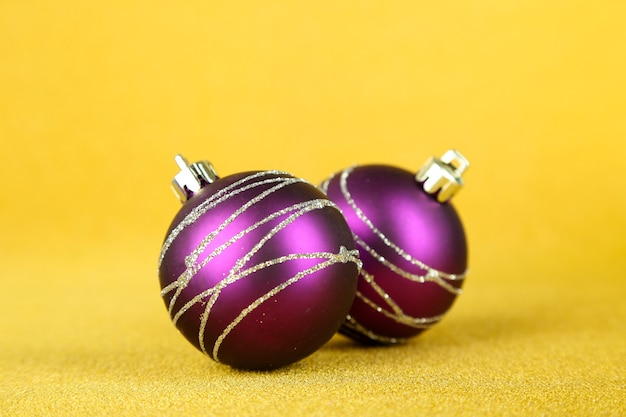 Boules de Noël sur fond jaune