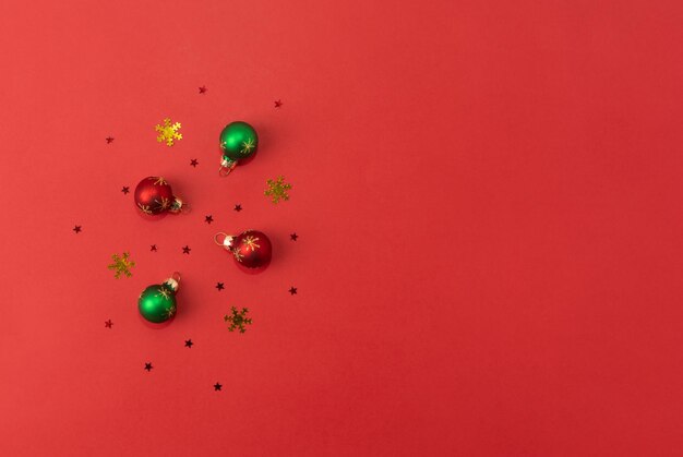 Boules de Noël sur fond rouge. Décoration de Noël. Espace de copie.