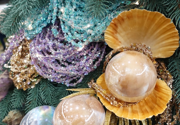 Boules de Noël en forme de perles et de guirlandes brillantes