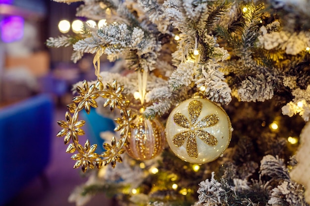 Boules de Noël jouets et ornements décorations vintage style rétro image toniqueJouets dorés du Nouvel An sur les branches de l'arbre de NoëlVeille de Noël