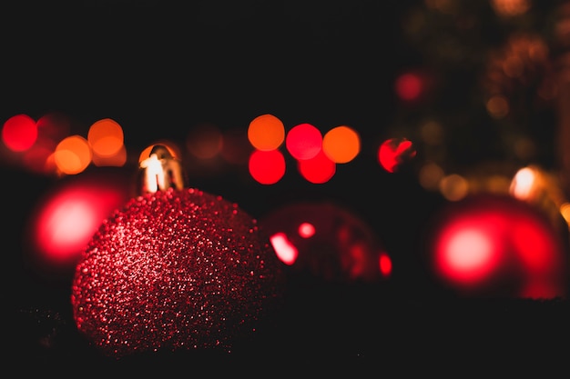 Boules de Noël avec des lumières bokeh