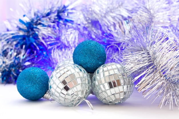 Boules de Noël avec des lumières colorées