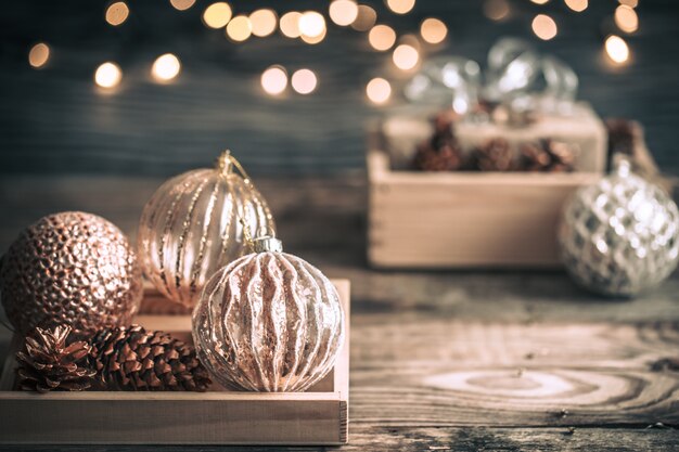 Boules de Noël et lumières floues