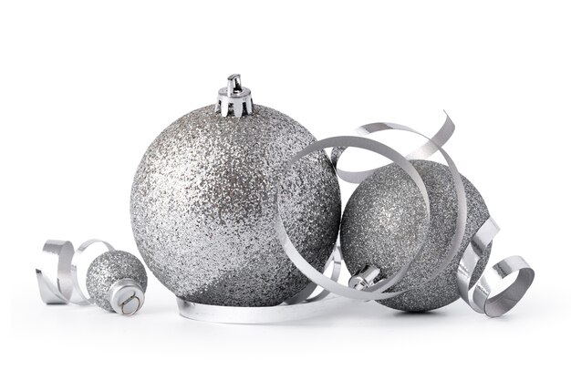 Boules de Noël mousseux argent isolé sur fond blanc