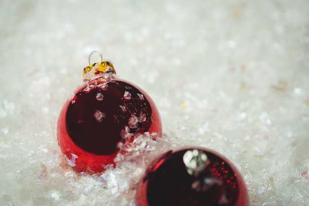 boules de Noël sur la neige