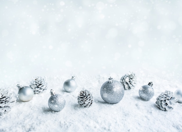 Boules de Noël sur la neige