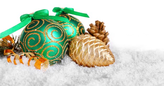 Boules de Noël sur la neige