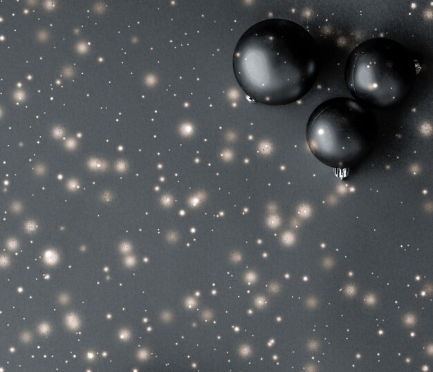 Boules de Noël noires avec des paillettes de neige brillent carte de vacances d'hiver de marque de luxe