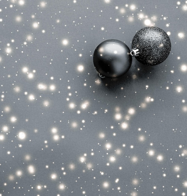 Boules de Noël noires avec des paillettes de neige brillent carte de vacances d'hiver de marque de luxe