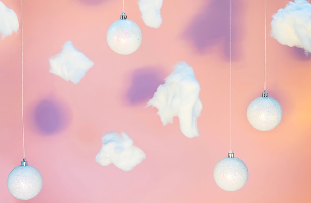 Boules de Noël et nuages de coton à la lumière du néon