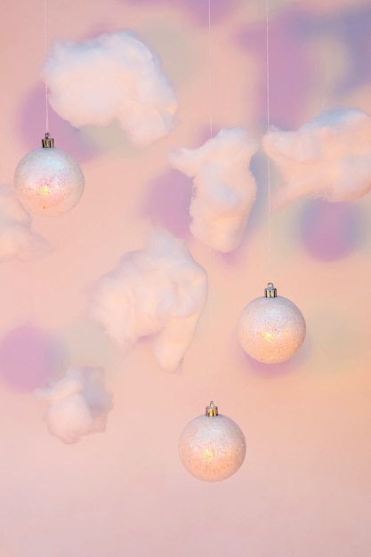 Boules de Noël et nuages de coton à la lumière du néon