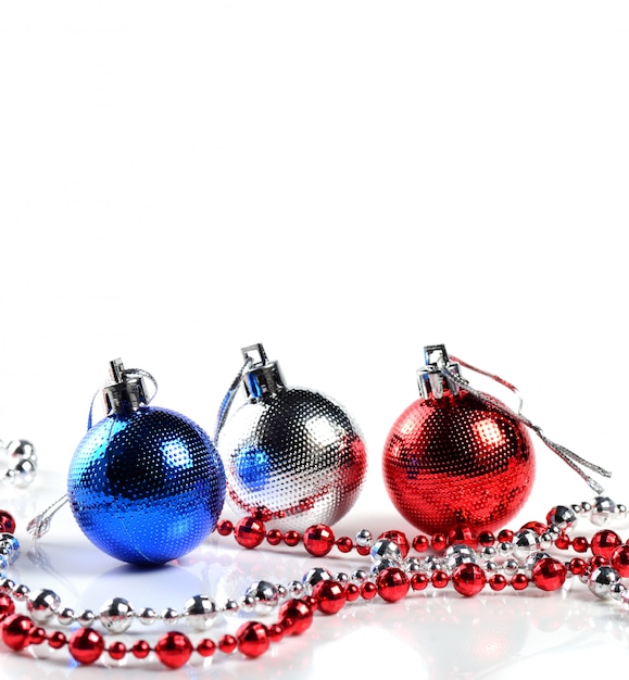 Boules de Noël avec des ornements sur fond blanc.