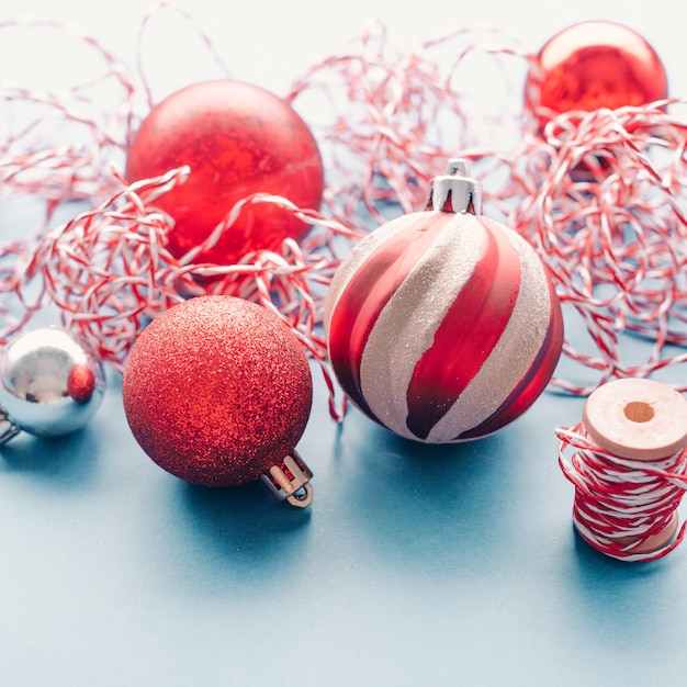 Boules de Noël sur papier bleu