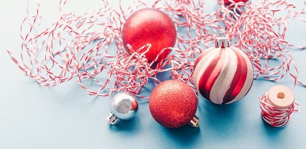 Boules de Noël sur papier bleu