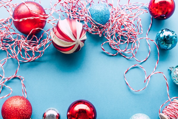 Boules de Noël sur papier bleu