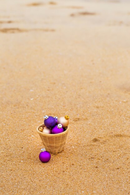 Boules de Noël sur une plage de sable