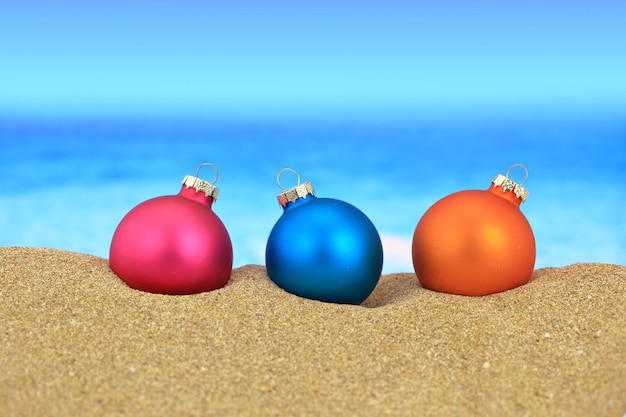 Boules de Noël sur la plage de sable