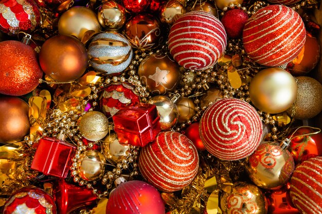 Boules de Noël en rouge. beaucoup de jouets du nouvel an.