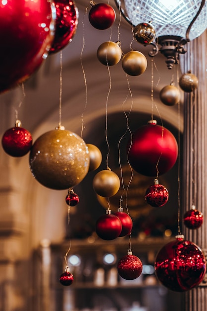 Boules de Noël rouges et dorées suspendues à l'intérieur Détails du Nouvel An et atmosphère festive