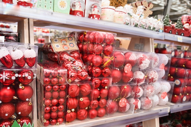 Boules de Noël rouges sur l'étagère du magasin. photo de haute qualité