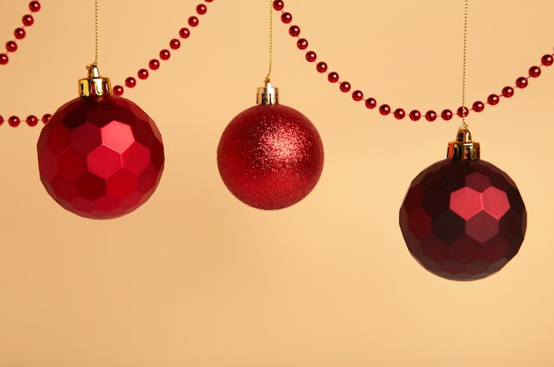 Boules de Noël rouges sur fond beige. Notion de nouvel an.