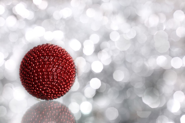 Boules de Noël rouges sur fond flou