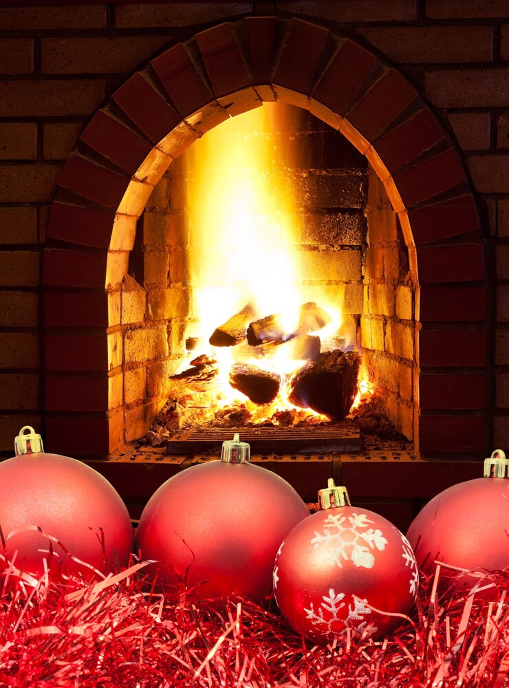 Photo boules de noël rouges et guirlandes avec cheminée