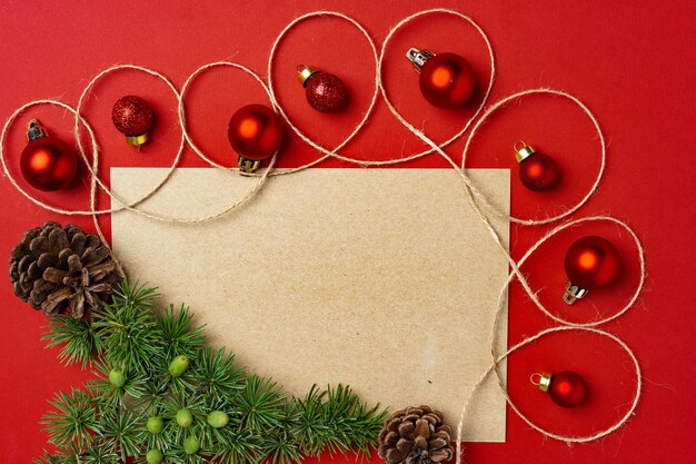 Boules de Noël rouges avec des maquettes de page vierge pour carte de voeux sur fond rouge