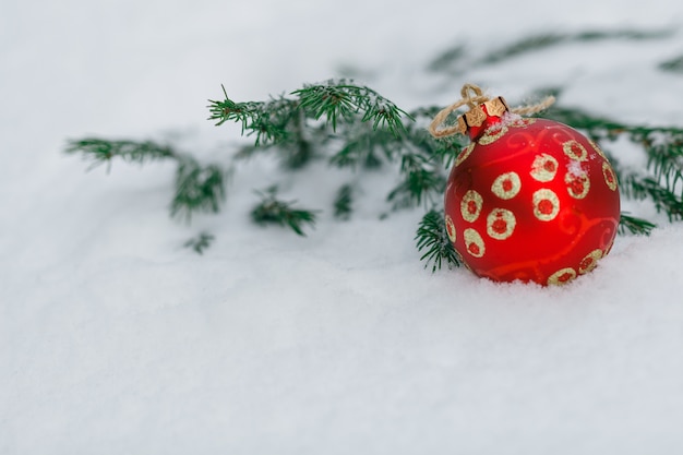 boules de Noël rouges sur la neige. Concept de carte de voeux de nouvel an. Espace copie