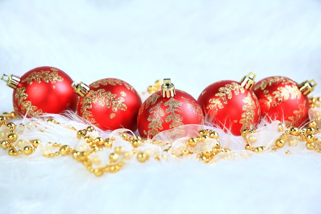 Boules de Noël rouges avec de la neige isolé sur blanc