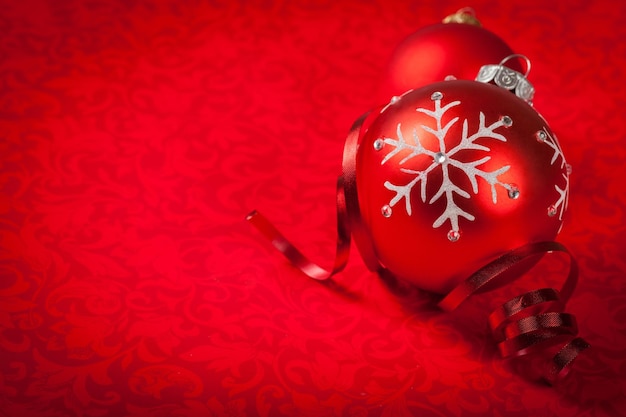 Boules de Noël rouges avec ruban avec espace de copie