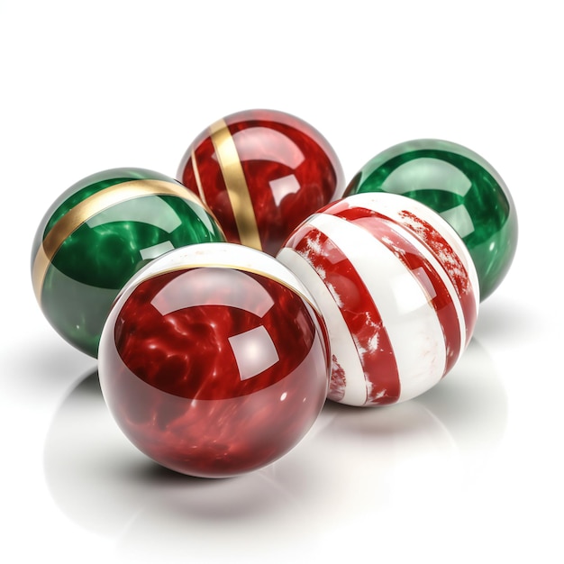 Boules de Noël rouges et vertes sur fond blanc