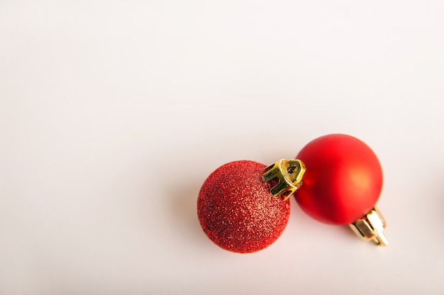 Boules de Noël rouges.