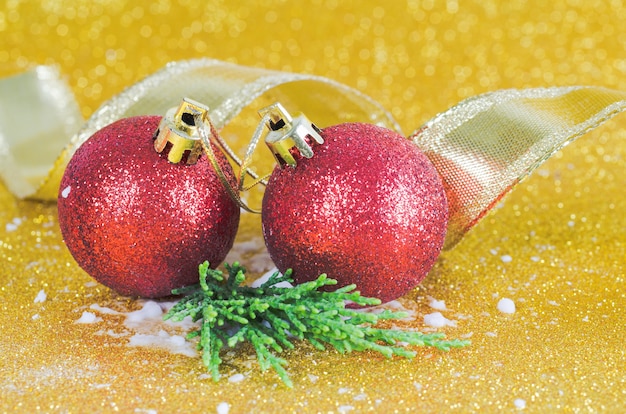 Boules de Noël, ruban doré et brindille de pin