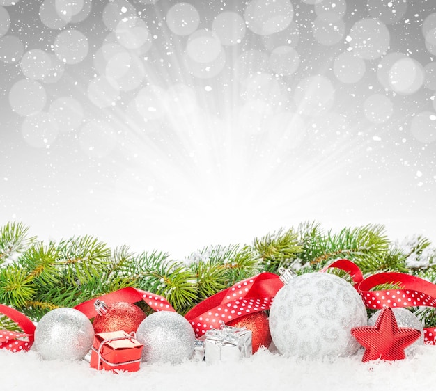 Boules de Noël et ruban rouge avec sapin de neige