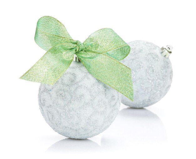 Boules de Noël et ruban vert