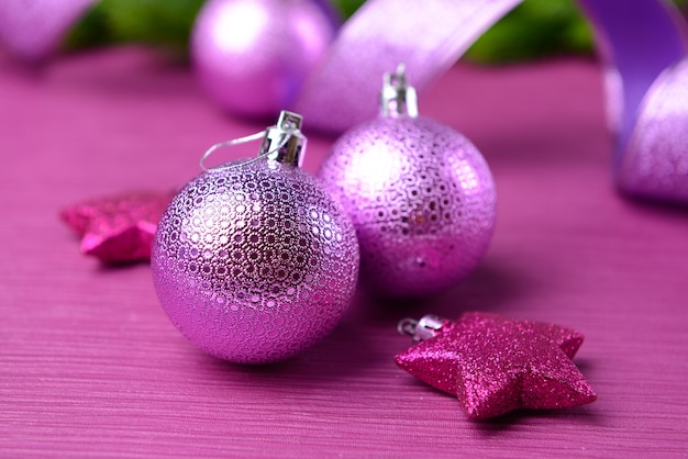 Boules de Noël sur sapin, sur fond de couleur