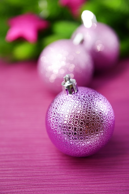 Boules de Noël sur sapin, sur fond de couleur