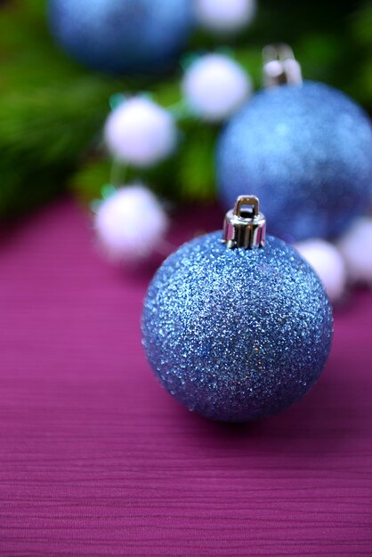 Boules de Noël sur sapin, sur fond de couleur