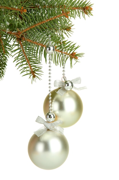 Boules de Noël sur sapin, isolé sur blanc