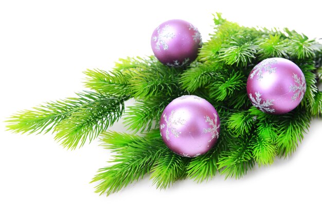 Boules de Noël sur sapin, isolé sur blanc