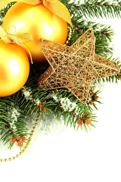 Photo boules de noël sur sapin avec de la neige, isolés sur blanc