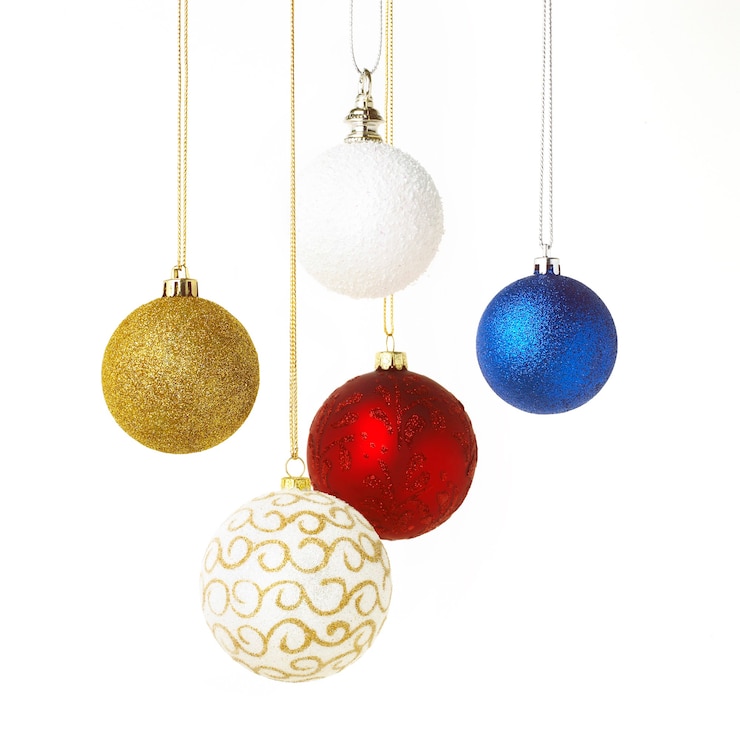 Photo boules de noël suspendues isolées