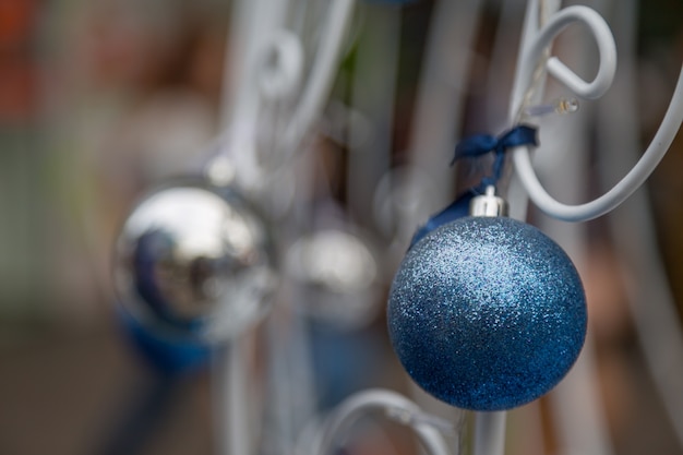 Boules de Noël suspendus sur ruban avec fond de bokeh